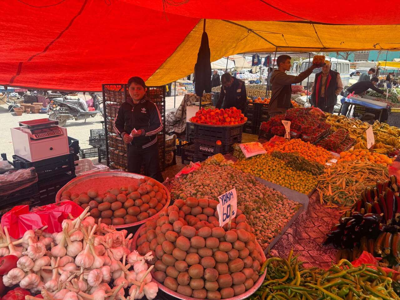 Konya pazarlarında etiket şaşkınlığı! Çoğu yarım yarım satılıyor 34